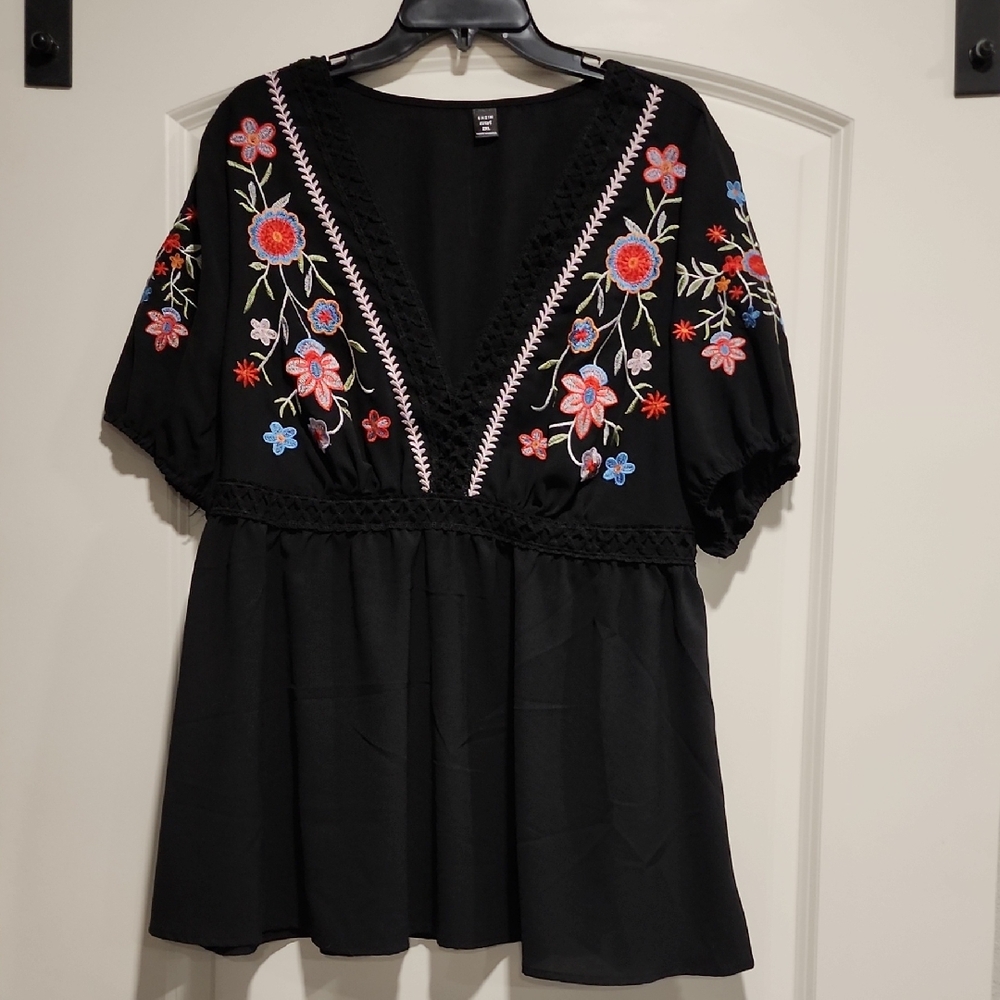 SHEIN Curve Black Floral Embroidered Top